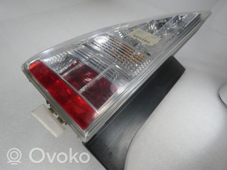 Toyota Prius (XW30) Lampy tylnej klapy bagażnika 