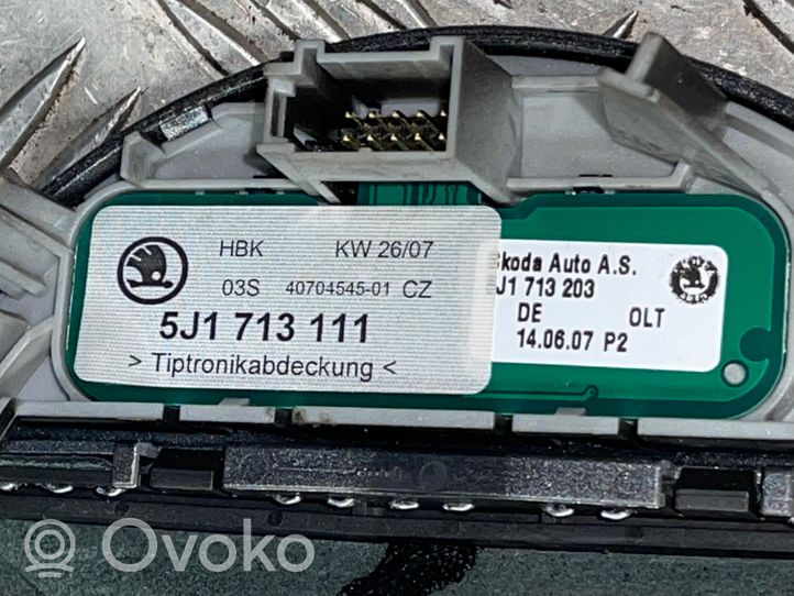 Skoda Fabia Mk2 (5J) Ramka drążka zmiany biegów 40704545