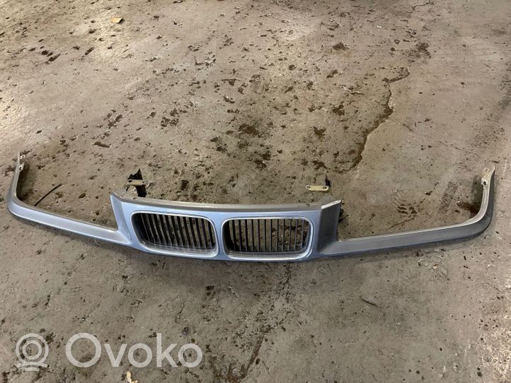 BMW 3 E36 Augšējais režģis 41331977940