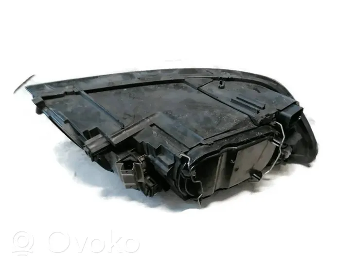 Volvo V50 Lampa przednia 30698885