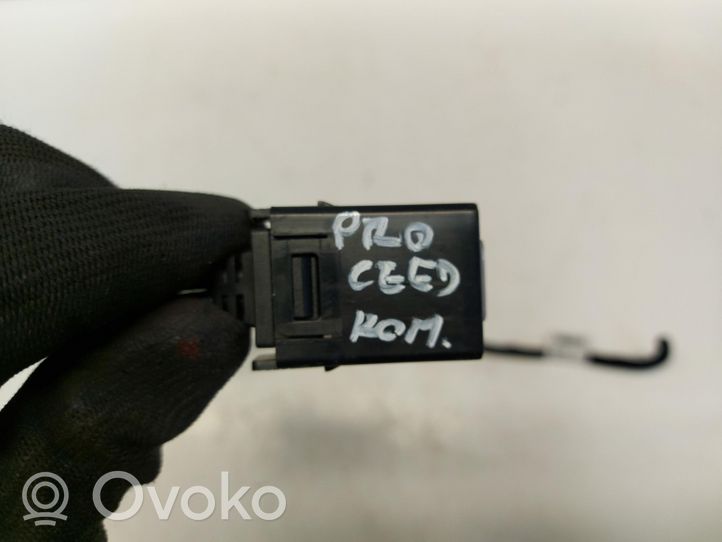 KIA Pro Cee'd III USB-pistokeliitin 96120-j7310