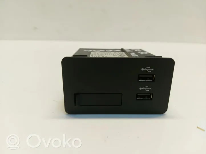 Mazda CX-30 USB-pistokeliitin dn4e-669u0b
