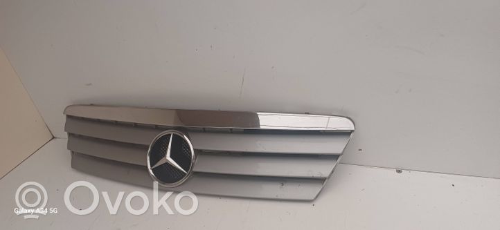 Mercedes-Benz A W168 Grille calandre supérieure de pare-chocs avant 688800083