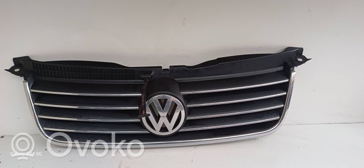 Volkswagen PASSAT B5.5 Etupuskurin ylempi jäähdytinsäleikkö 3B0853651J