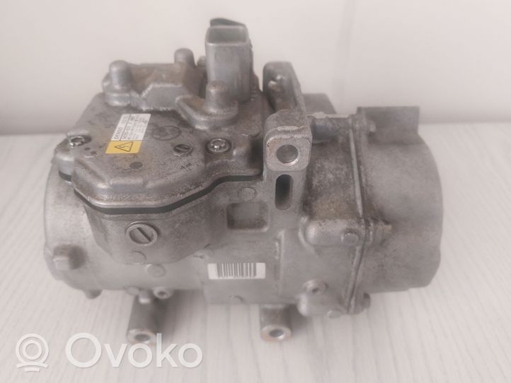 Toyota RAV 4 (XA40) Ilmastointilaitteen kompressorin pumppu (A/C) 0422000533