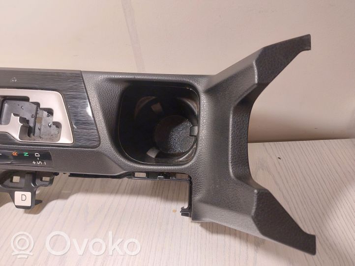 Toyota RAV 4 (XA40) Rivestimento in plastica cornice della leva del cambio 5880442170