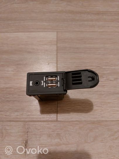 Lexus NX Connettore plug in USB 8619078010