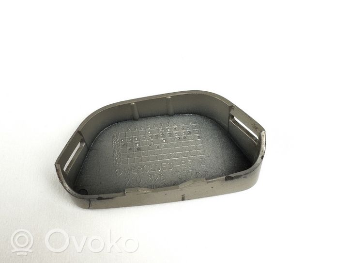 Mercedes-Benz E W210 Tapa/tapón del difusor del faro delantero 2108261077