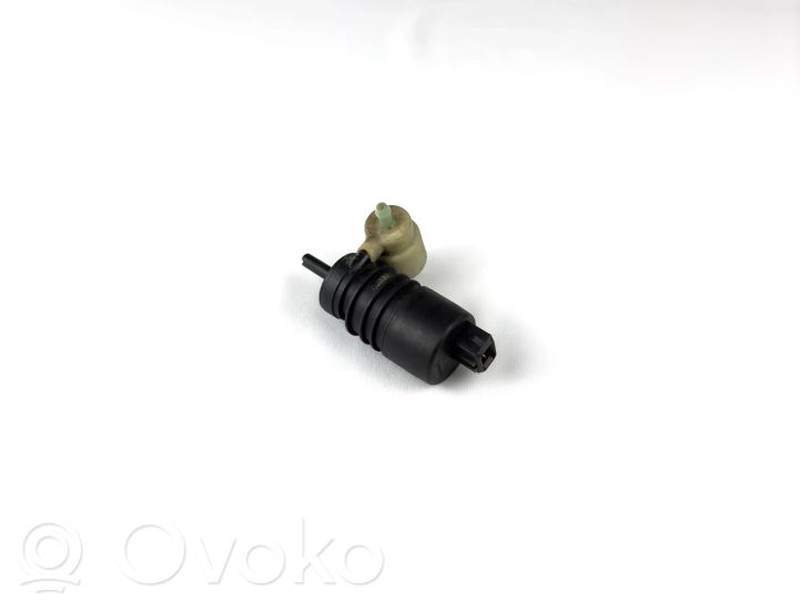 Volkswagen PASSAT B5 Windscreen/windshield washer pump, 12.75 € RRR