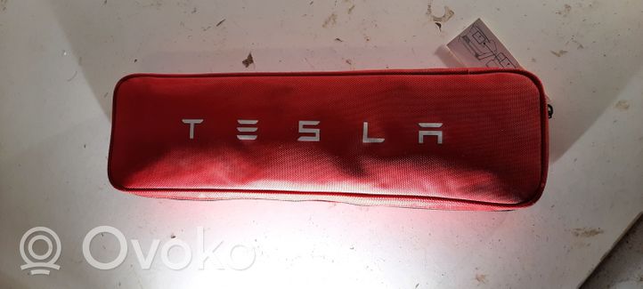 Tesla Model X Apteczka pierwszej pomocy 