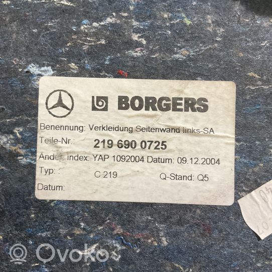Mercedes-Benz CLS C219 Tavaratilan sivuverhoilu 2196900725