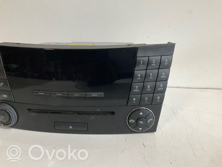 Mercedes-Benz E W211 Panel / Radioodtwarzacz CD/DVD/GPS A2118702189