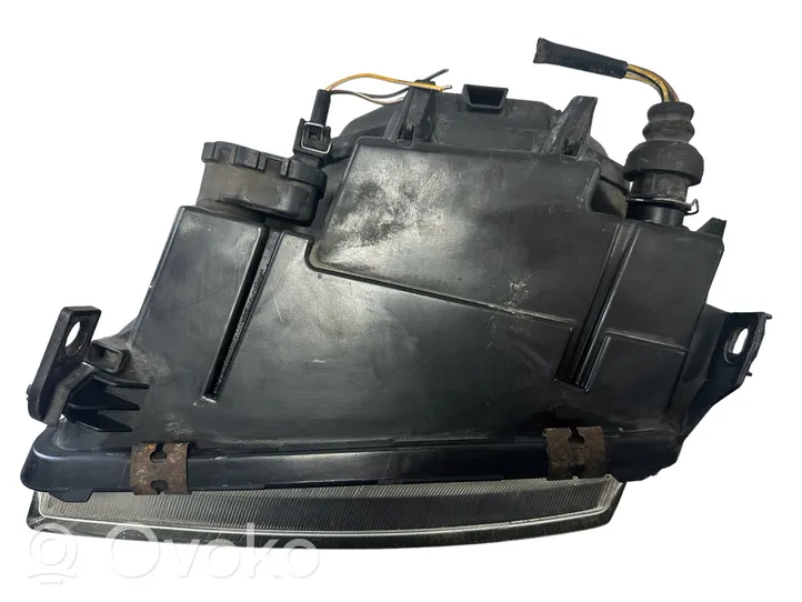 Audi A4 S4 B5 8D Lampa przednia 0301094202