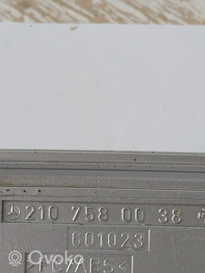 Mercedes-Benz E W210 Listwa oświetlenie tylnej tablicy rejestracyjnej 2107580038