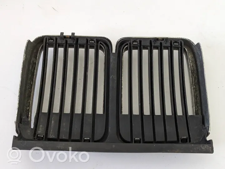 BMW 3 E30 Atrapa chłodnicy / Grill 51131884350