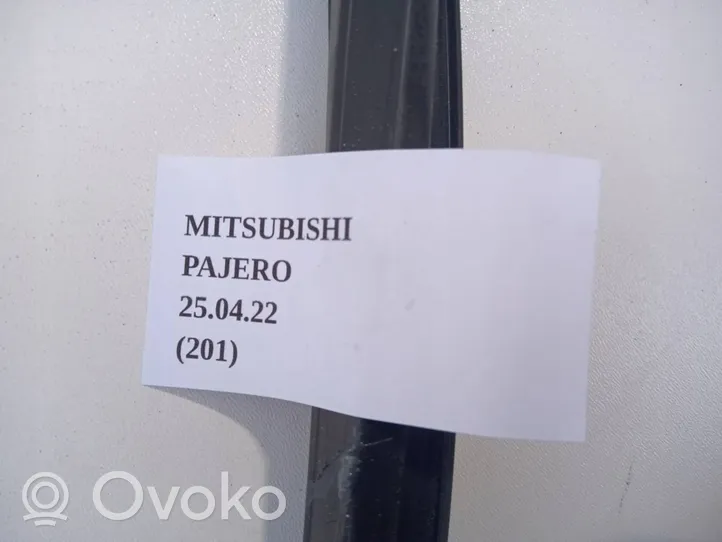 Mitsubishi Pajero Sport II Moulures des vitres de la porte avant 