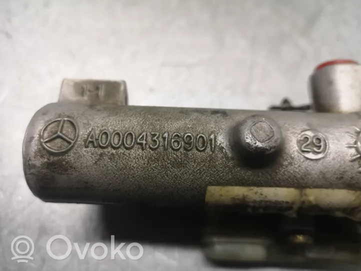 Mercedes-Benz Vito Viano W639 Główny cylinder hamulca A0004316901