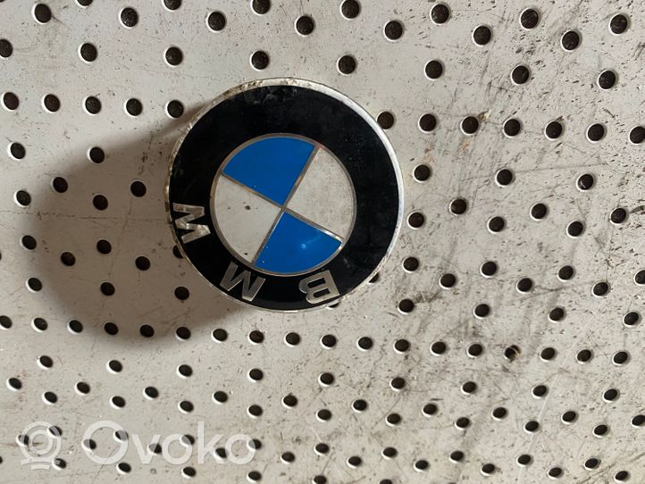 BMW 3 E90 E91 Заводская крышка (крышки) от центрального отверстия колеса 36136783536