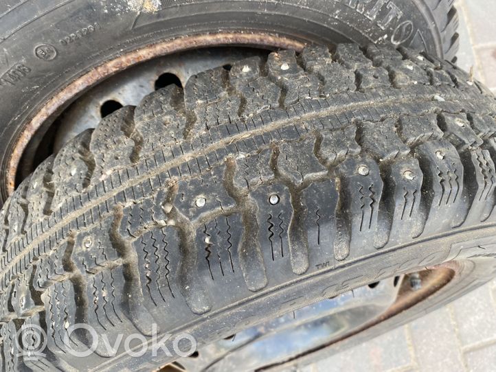 Volkswagen Golf III Pneus d’hiver R13 à crampons 15580R13