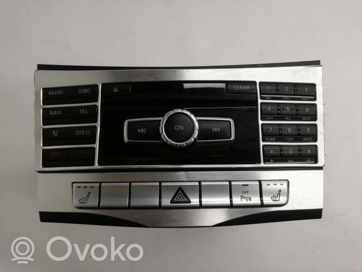 Mercedes-Benz E W212 Radio/CD/DVD/GPS-pääyksikkö A2129005327