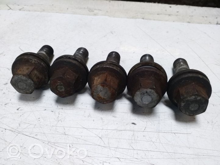 Opel Astra J Nuts/bolts 