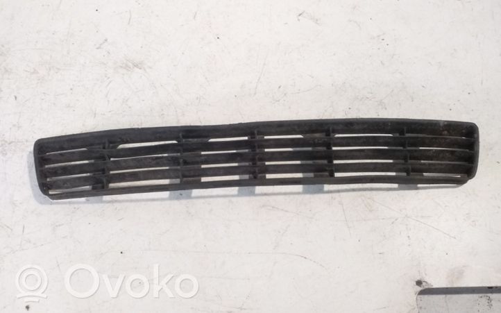 Audi A4 S4 B5 8D Grille inférieure de pare-chocs avant 8D0807683