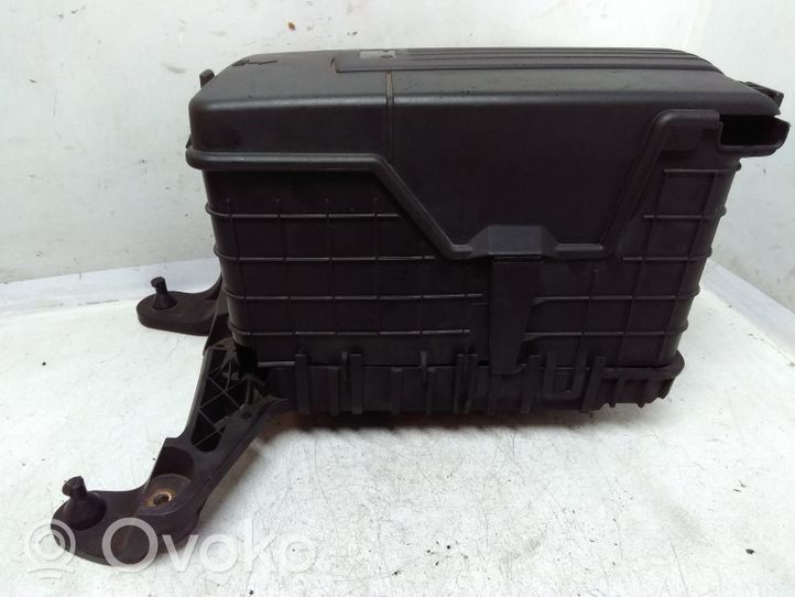 Volkswagen PASSAT B7 Support boîte de batterie 3C0915443A