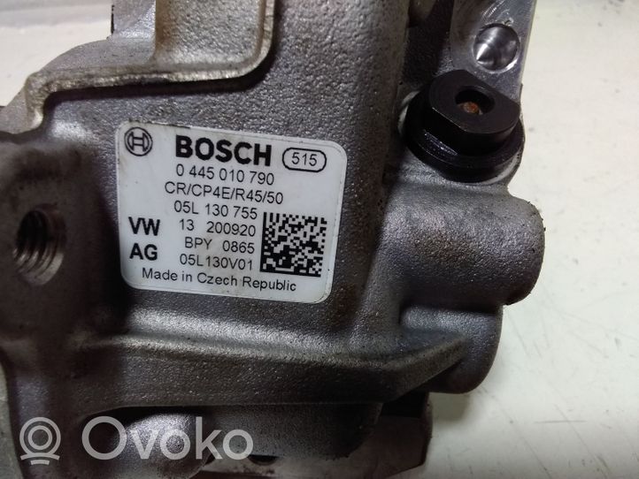 Volkswagen PASSAT B8 Polttoaineen ruiskutuksen suurpainepumppu 05L130755