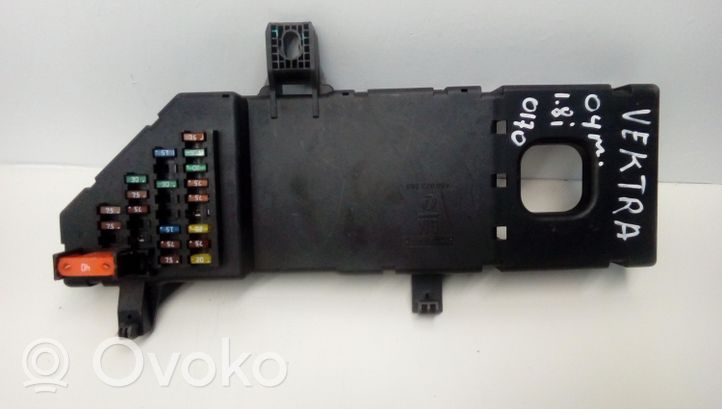 Opel Vectra C Module de fusibles 13181983KA