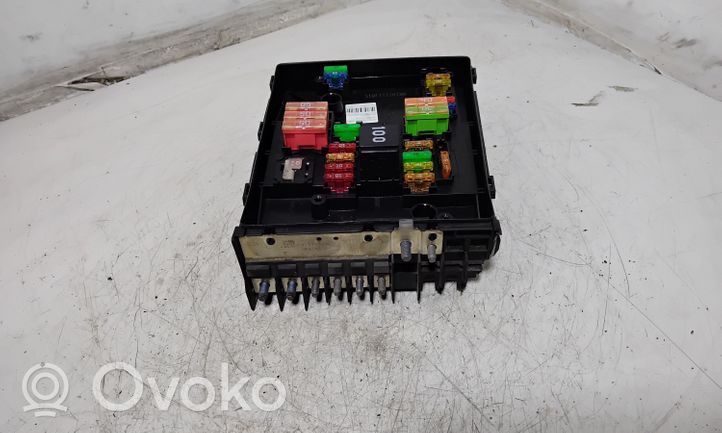 Skoda Yeti (5L) Ramka / Moduł bezpieczników 8K101111811