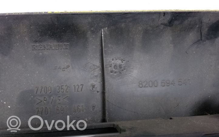 Opel Movano A Takaluukun rekisterikilven valon palkki 7700352127F