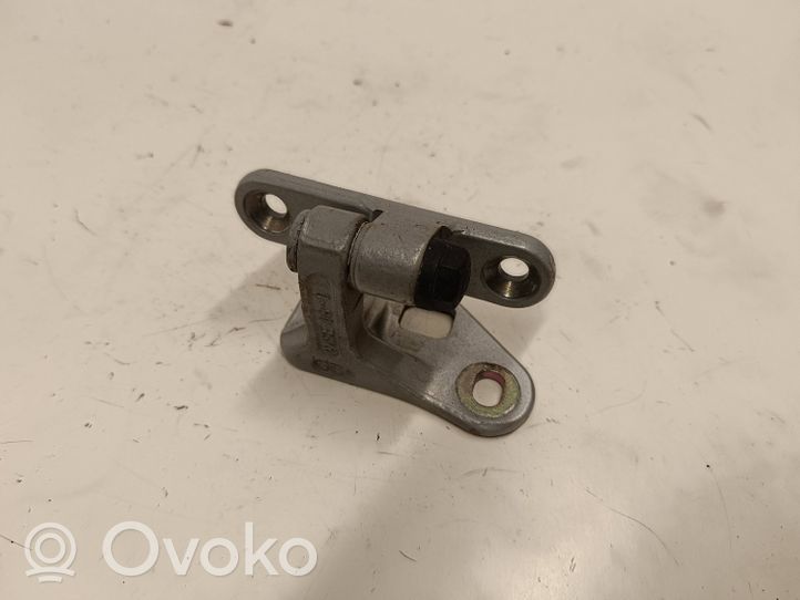 Mercedes-Benz CLS C219 Front door lower hinge 