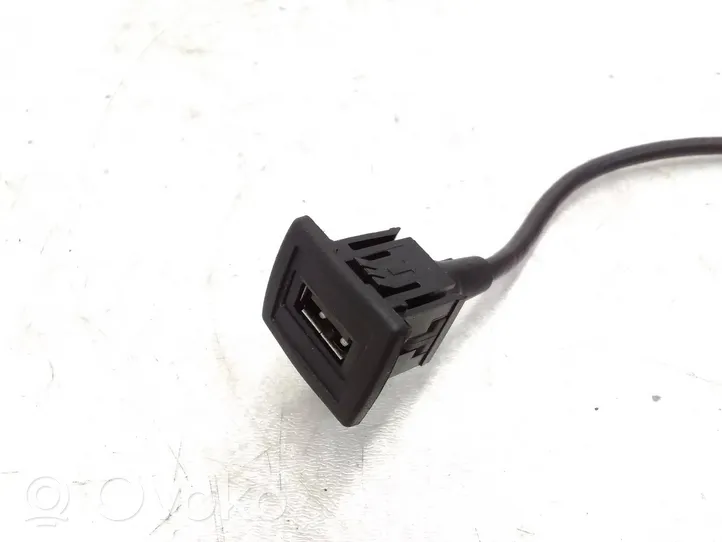 Mercedes-Benz B W246 W242 Enchufe conector USB A2468201315