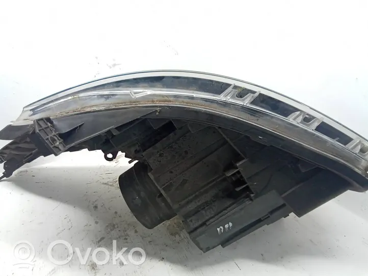 Opel Vivaro Headlight/headlamp 260108099R