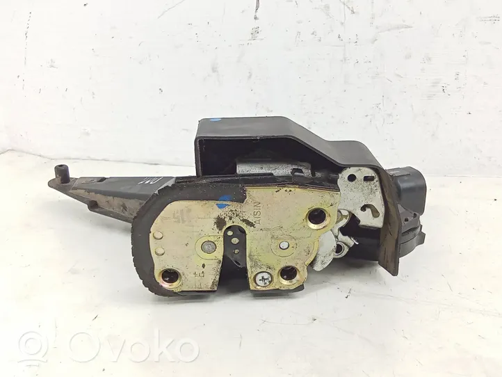 Toyota Corolla Verso E121 Front door lock 