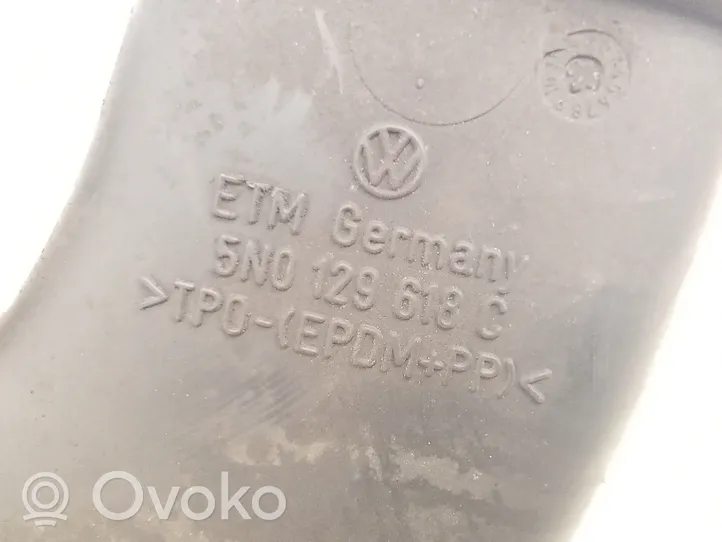 Volkswagen Tiguan Część rury dolotu powietrza 5N0129618C