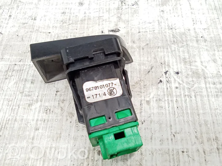 Citroen C4 Grand Picasso Botón interruptor de bloqueo de puertas 9678101077