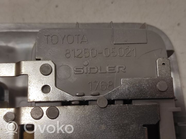 Toyota Avensis T250 Interruptor de iluminación interior 8125005021