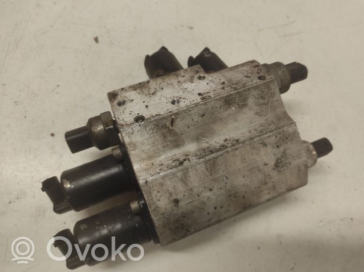 BMW 5 E60 E61 Aktyvaus stabilizatoriaus valdymo/ vožtuvų blokas 6760840