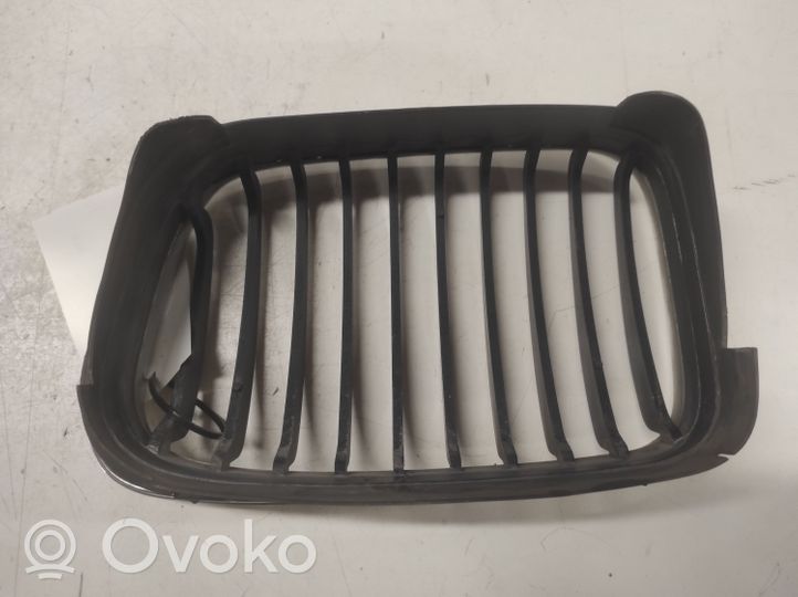 BMW 3 E46 Grille calandre supérieure de pare-chocs avant 