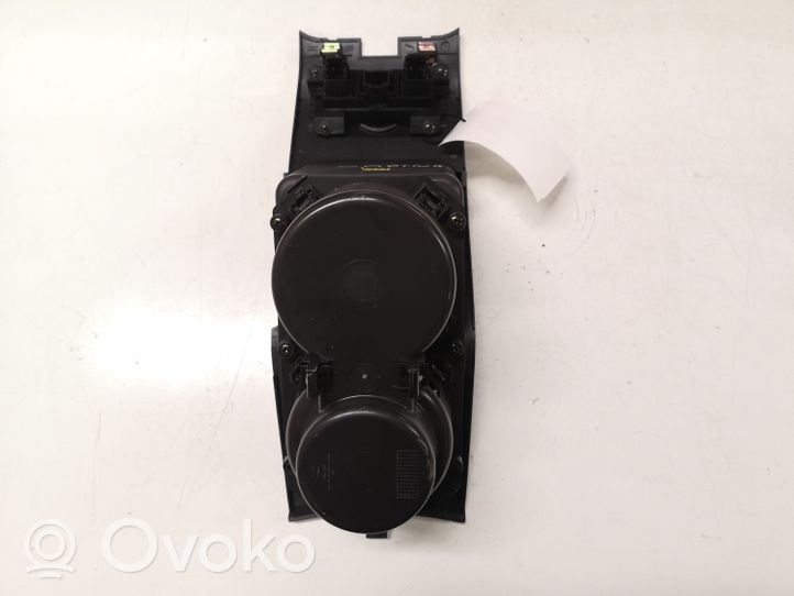 Chevrolet Captiva Cup holder front PD052480