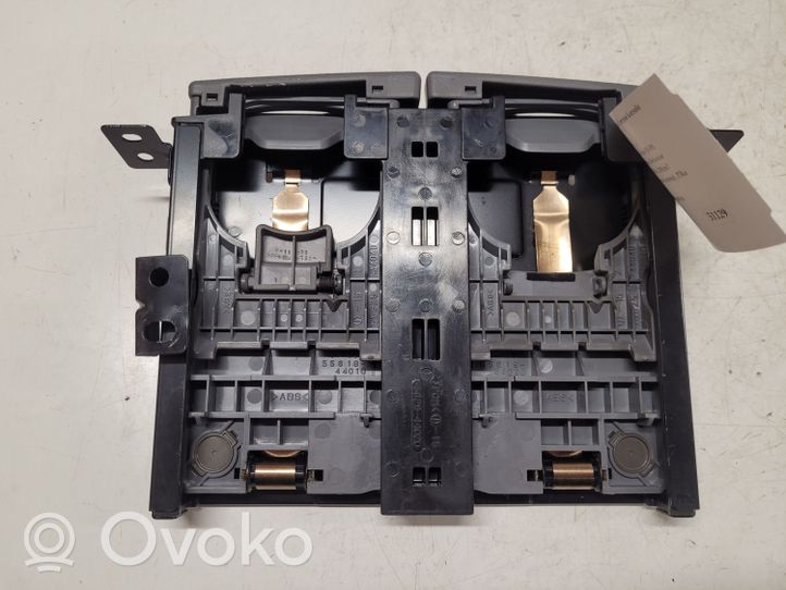 Toyota Avensis Verso Mukiteline edessä 5562844020