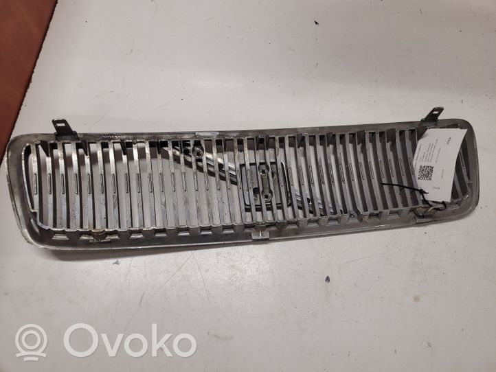 Volvo V70 Grille calandre supérieure de pare-chocs avant 990385