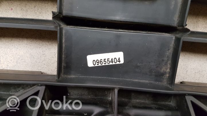 Opel Vivaro Front bumper lower grill 09655404