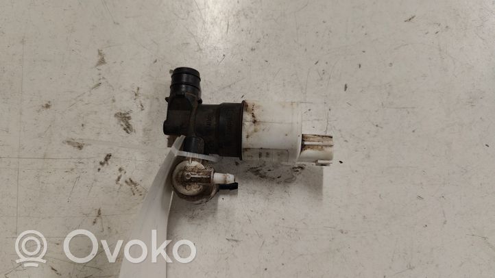 Volvo V60 Windscreen/windshield washer pump 17K624BA