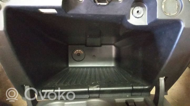 Ford Focus Daiktadėžės (bordačioko) komplektas 4M51A06044