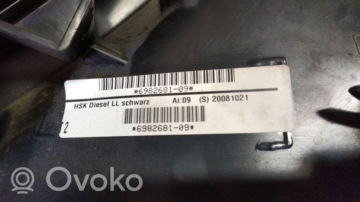 BMW 1 E81 E87 Daiktadėžės (bordačioko) komplektas 698268109