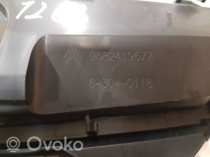 Citroen C5 Centrinės oro grotelės 9682419677