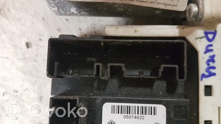 Volkswagen PASSAT B6 Elektryczny podnośnik szyby drzwi przednich 1K0959702L