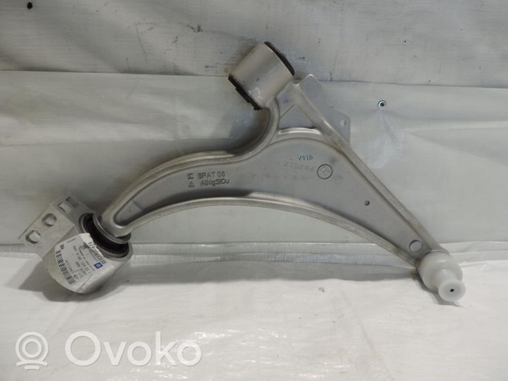 Opel Astra J Triangle bras de suspension inférieur avant 1340-1130